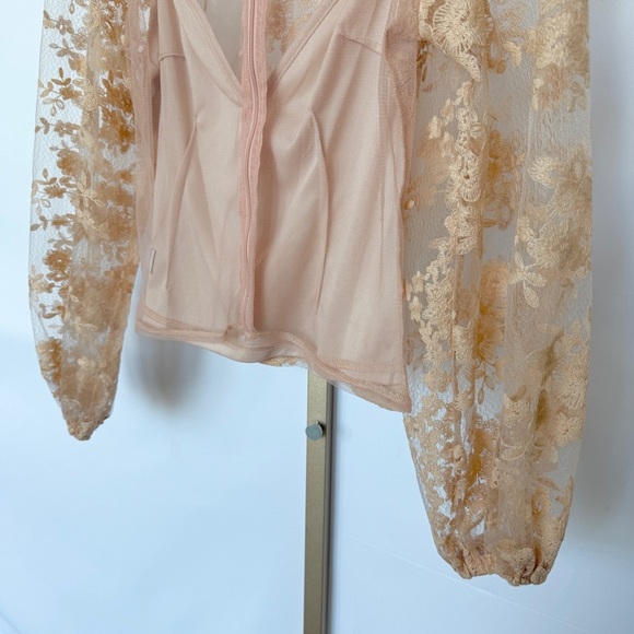 Peach Couture Women's Beige Sheer Floral Embroidered Blouse Size M Cropped - Picture 9 of 11